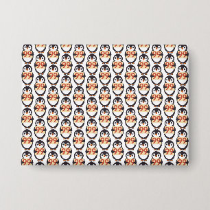 Schattige pinguïn die een bord vasthoudt met het n button
