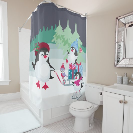 Schattige Pinguïn Familie in Feestelijk Bos Sneeuw Douchegordijn (In situ)