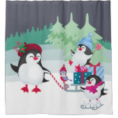 Schattige Pinguïn Familie in Feestelijk Bos Sneeuw Douchegordijn (Voorkant)