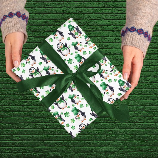 Schattige pinguïn groene hoed klaver St. Patrick's Cadeaupapier