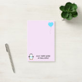 Schattige pinguïn met blauwe vlinderdas en blauwe post-it® notes (Kantoor)