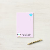 Schattige pinguïn met blauwe vlinderdas en blauwe post-it® notes (Op bureau)
