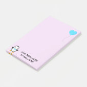 Schattige pinguïn met blauwe vlinderdas en blauwe post-it® notes (Schuin)