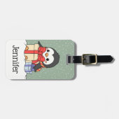 Schattige pinguïn met kerstcadeaus in de sneeuwval bagagelabel (Voorkant horizontaal)