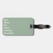 Schattige pinguïn met kerstcadeaus in de sneeuwval bagagelabel (Achterkant horizontaal)