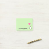 Schattige pinguïn met roze strik en roze hartballo post-it® notes (Op bureau)