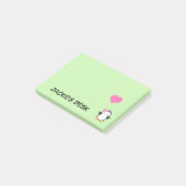 Schattige pinguïn met roze strik en roze hartballo post-it® notes (Schuin)
