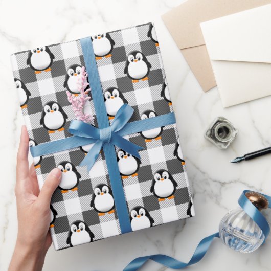 Schattige Pinguïn Plaid Pattern In Zwart Wit En Gr Cadeaupapier (Geschenken)