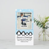 Schattige Pinguïnfamilie Kerstmis Jouw Foto Feestdagenkaart (Staand voorkant)