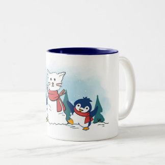 Schattige pinguïns die een Kerstsneeuwkat bouwen Tweekleurige Koffiemok