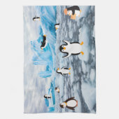 schattige pinguïns op Antarctica-ijs Theedoek (Verticaal)