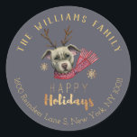 Schattige Pitbull Dog Antlers Christmas Family Adr Ronde Sticker<br><div class="desc">Dit is een waterverf van een grappige Amerikaanse pitbull terriër hond met rode sjaal en gewei. Prettige feestdagen Er staat: "In glanzend faux gold font onder de hond. Ontvang deze praktische sticker nu om het te gaan gebruiken als uw retour adreslabel.</div>