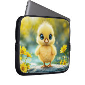 Schattige pluizig kuiken met grote ogen die op een laptop sleeve (Voorkant Rechts)