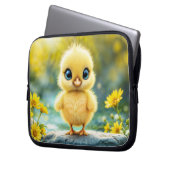 Schattige pluizig kuiken met grote ogen die op een laptop sleeve (Voorkant Links)