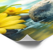 Schattige pluizig kuiken met grote ogen die op een poster (Hoek)