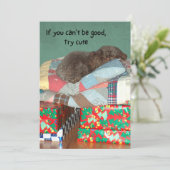 Schattige poedel ligt op kerstcadeaus vakantie feestdagenkaart (Staand voorkant)