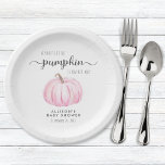 Schattige pompoen Waterverf meisje Baby shower Papieren Bordje<br><div class="desc">Cute paper plates for your baby girl shower featuring "A Sweet Little Pumpkin Is On Her Way" in simple grey typography and a stylish script,  and a pastel pink watercolor of a pumpkin.</div>