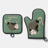 Schattige Possum op Groen Gepersonaliseerd Ovenwant & Pannenlap Set (Voorkant)