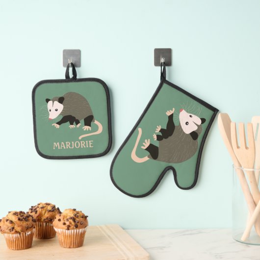 Schattige Possum op Groen Gepersonaliseerd Ovenwant & Pannenlap Set (Insitu(Ophanging))