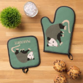Schattige Possum op Groen Gepersonaliseerd Ovenwant & Pannenlap Set (Top down)