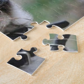 Schattige pug met een stuk grijze puzzel (Zijkant)