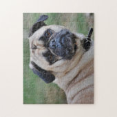 Schattige pug met een stuk grijze puzzel (Verticaal)