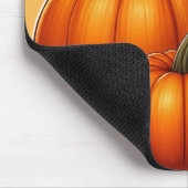 Schattige Pug Zittend Naast Pompoenen En Bladeren Muismat (Hoek)