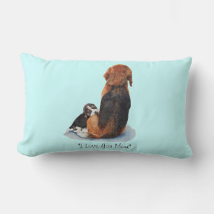 schattige puppy beagle die mam beuzelt kussen