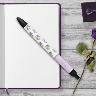 Schattige puppy hond zittend op boeken en bloemen  zwarte inkt pen