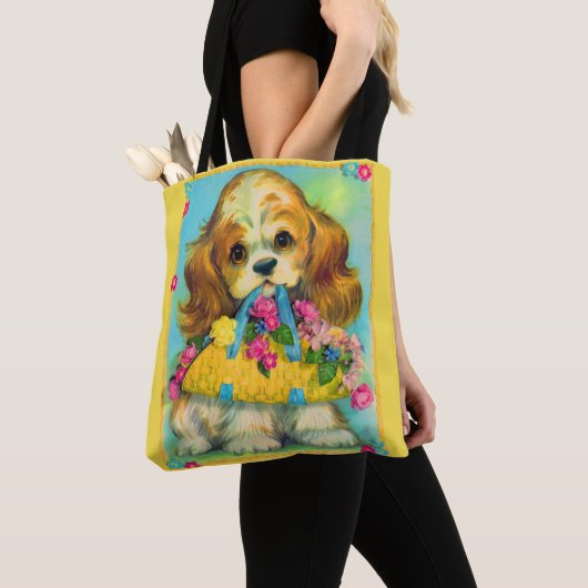 schattige puppy met bloemmandje tote bag (Dichtbij)