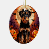Schattige puppy met Halloween achtergrond Keramisch Ornament (Rechts)