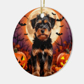 Schattige puppy met Halloween achtergrond Keramisch Ornament (Links)