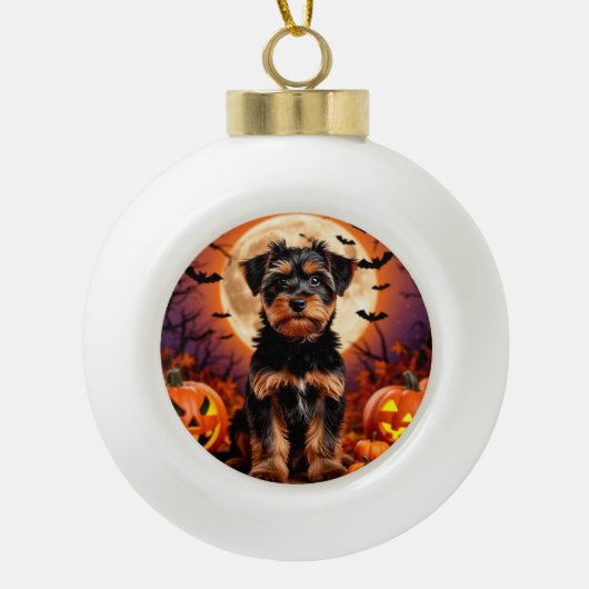 Schattige puppy met Halloween achtergrond Keramische Bal Ornament (Voorkant)