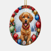 Schattige puppy omringd door kerstversieringen keramisch ornament (Rechts)