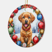 Schattige puppy omringd door kerstversieringen keramisch ornament (Links)