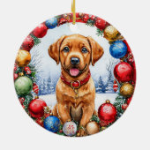 Schattige puppy omringd door kerstversieringen keramisch ornament (Achterkant)