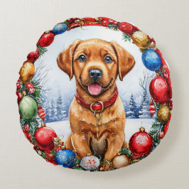 Schattige puppy omringd door kerstversieringen rond kussen