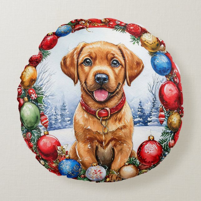 Schattige puppy omringd door kerstversieringen rond kussen (Voorkant)