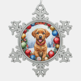 Schattige puppy omringd door kerstversieringen tin sneeuwvlok ornament