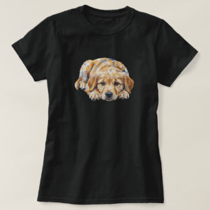 Schattige puppyhond met droevige ogen die zijn baa t-shirt