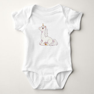 Schattige pure witte eenhoorn die ligt en omhoog k romper