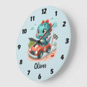 Schattige Racer Dino rijdt in een Snel Auto Grote Klok (Hoek)