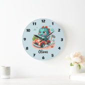 Schattige Racer Dino rijdt in een Snel Auto Grote Klok (Huis)