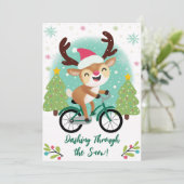 Schattige rendier op een groene fiets kerst Kaart (Staand voorkant)