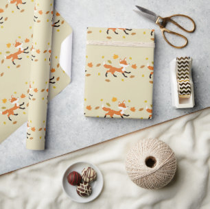 Schattige Rennende Rode Vos Met Herfstbladeren Pat Cadeaupapier