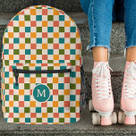 Schattige Retro Checkerboard Monogram veelkleurig Bedrukte Rugzak<br><div class="desc">Deze leuke, stijlvolle rugzak op maat heeft een dambordpatroon in retro tinten van goudgeel, blauwgroen, olijfgroen, meloen sinaasappel en crème. Een monogram initialen tekst sjabloon is inbegrepen - gebruik het om uw rugzak te personaliseren of te verwijderen en de cirkel, als je liever geen monogram. Deze schattige, kleurrijke rugzak is...</div>