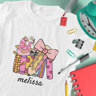 Schattige Retro Groovy Roze Potlood Boek Coquette T-shirt