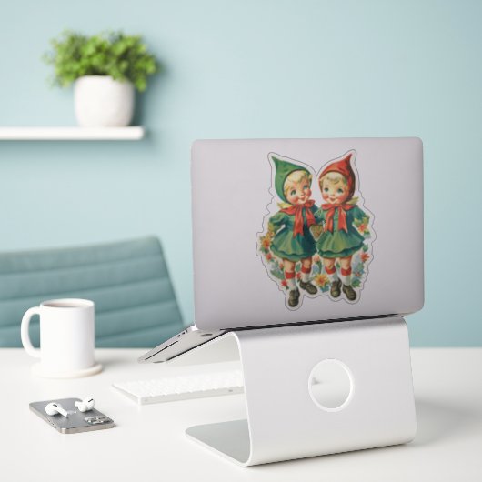 Schattige Retro Kerstelfjes Sticker (Laptop op bureau)