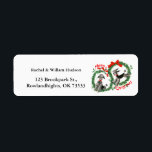 Schattige Retro-kerstpannen - Aangepast Etiket<br><div class="desc">Schattige Retro Kerst Poedels Krans Aangepast adres / Verzendlabels. Twee schattig grijs/zwart poedels! Elke poedel draagt een rode kraag met een bel erop, en is omlijst met een Holly Christmas Wreath en Merry Christmas tekst ontwerp. Personaliseer het met uw eigen informatie of pas het verder aan als u de tekst,...</div>