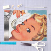 schattige retro  ontkoppelde dame koken tissuepapier (Craft)